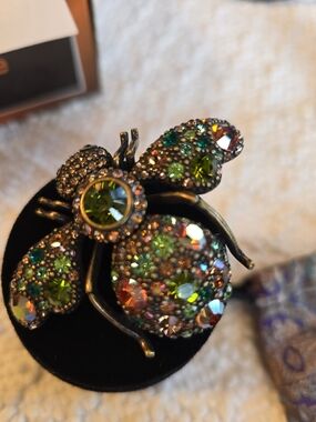 JOAN RIVERS VINTAGE  CRYSTAL BEE PIN